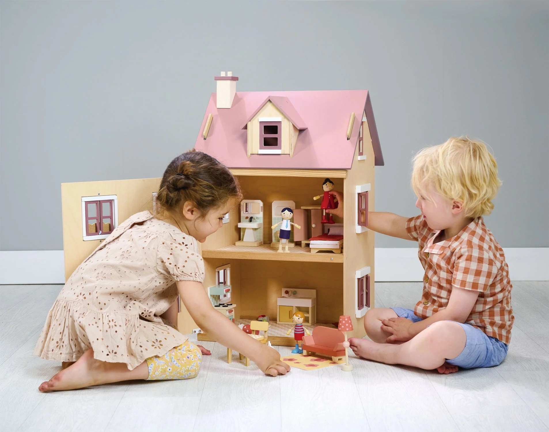 Foxtail Villa Wooden Dollhouse - Image 6